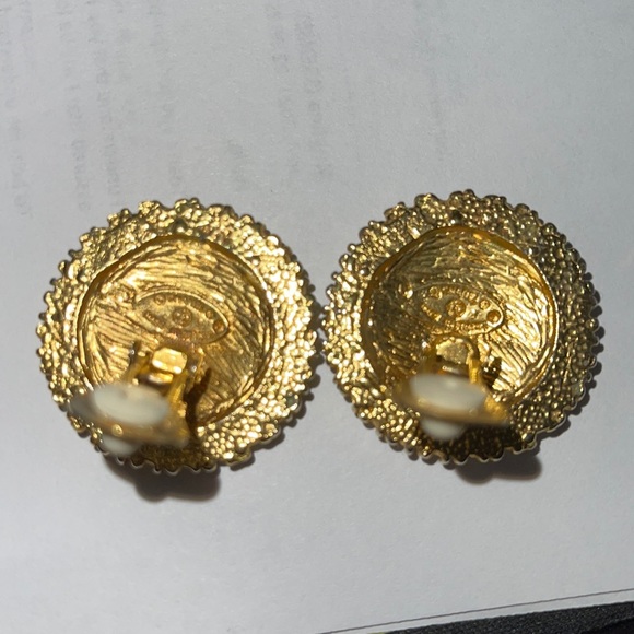 Vintage Chanel CC crystal clip on earrings - Picture 3 of 5